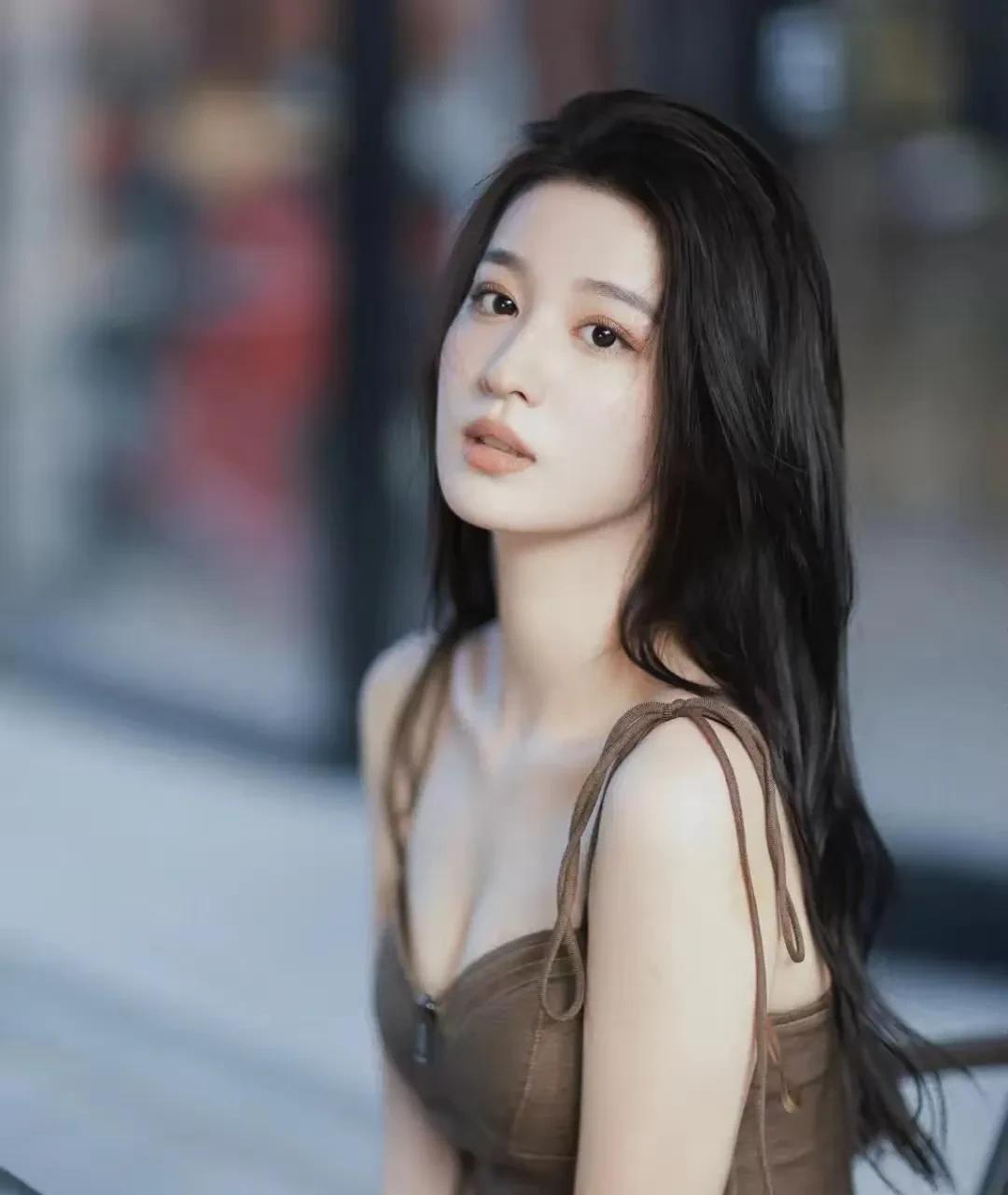 虽然，王楚然以前口碑不怎么好，但是在这寡淡的内娱，她的长相真没法攻击，典型的大青