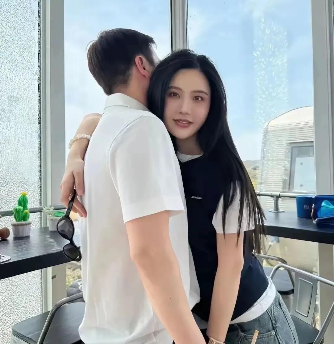 我觉得有的友友真是看热闹
不嫌事大
人家赖文峰已经结婚有孩子了
天天说赖文峰去杨