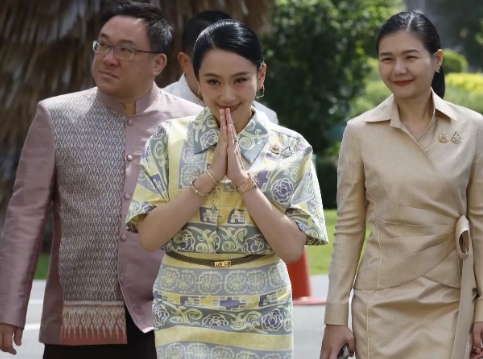 佩通坦虽借军事胜利挽回部分民意，但能否官复原职仍存变数。

宪法法院若认定其通话