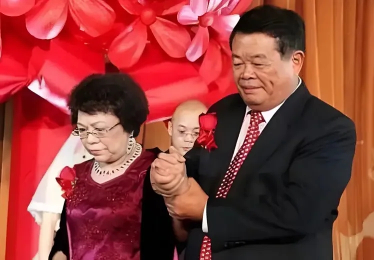 曹德旺的人品，从他对妻子的陈凤英的始终如一，就可以看出他的高尚和善良。他发财以后