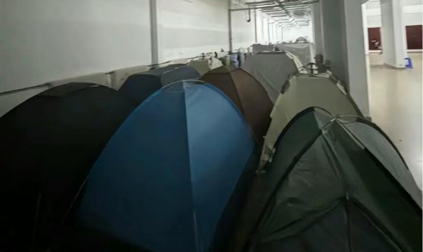 还敢说高考不重要吗？说不重要的，看看这些学生，35度的高温，宿舍没空调，必须在地