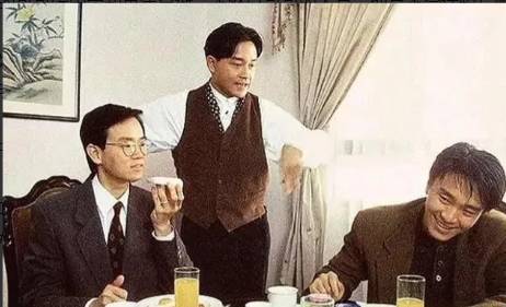 1992年，黄百鸣拍《家有喜事》，打电话邀请周星驰，周星驰本来不想演又不好拒绝，