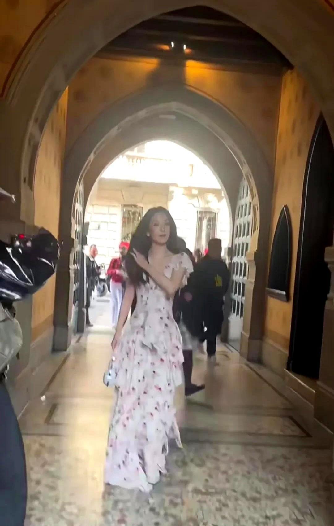 米兰时装周向来是女明星的修罗场，但谁能想到方媛这次被送上热搜的，不是高定礼服也不