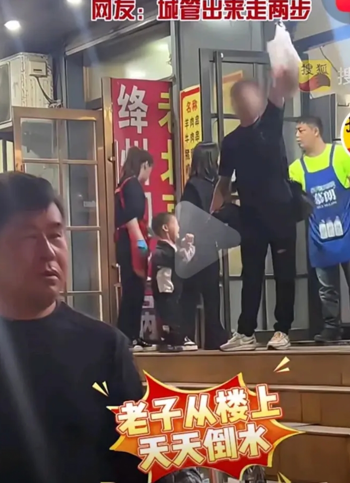 这下又给太原人丢脸了！
这男子在烧烤店门口大骂老板。
5月19日，由于太原一烧烤
