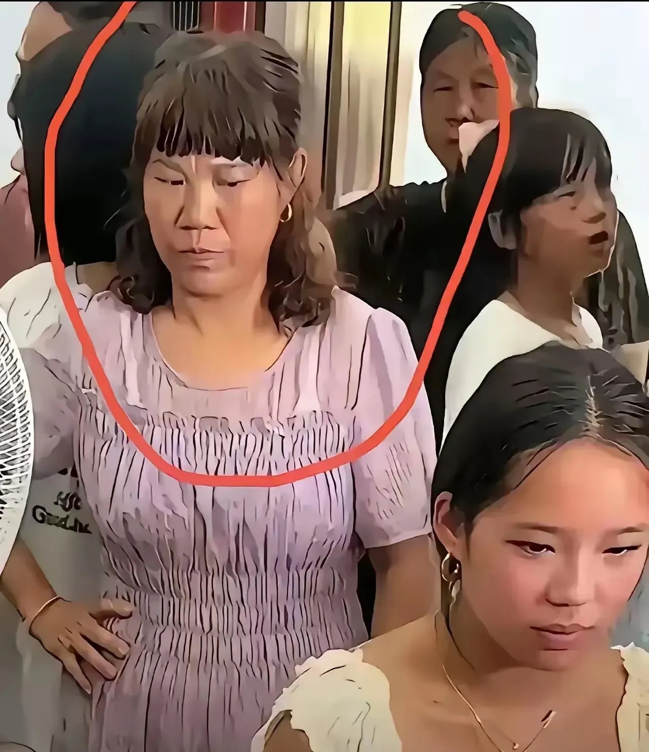 比利时黄楼与亲生父母相认哭做一团，生母给黄楼准备了一条项链给她戴上，戴完项链就一