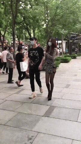 你说她穿成这样她自己心理压力大吗？