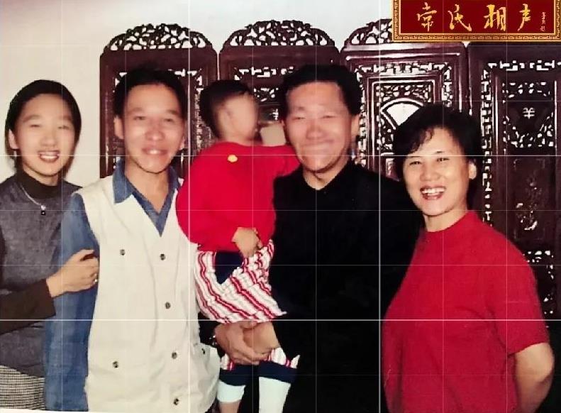 侯耀文是侯宝林先生的小儿子，常宝丰是常连安先生的小儿子。
常家和侯家是父一辈子一