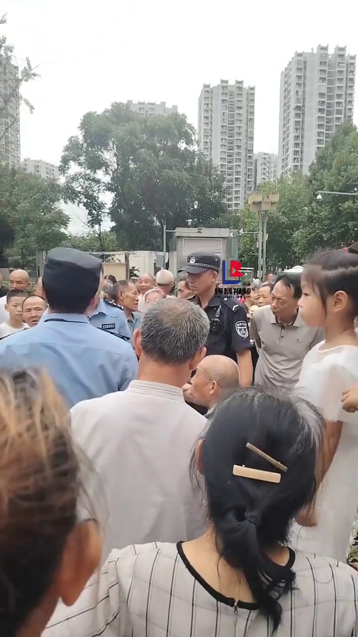 一老人公园摸小女孩屁股被众人围住，现场狡辩被多名警察抬走！