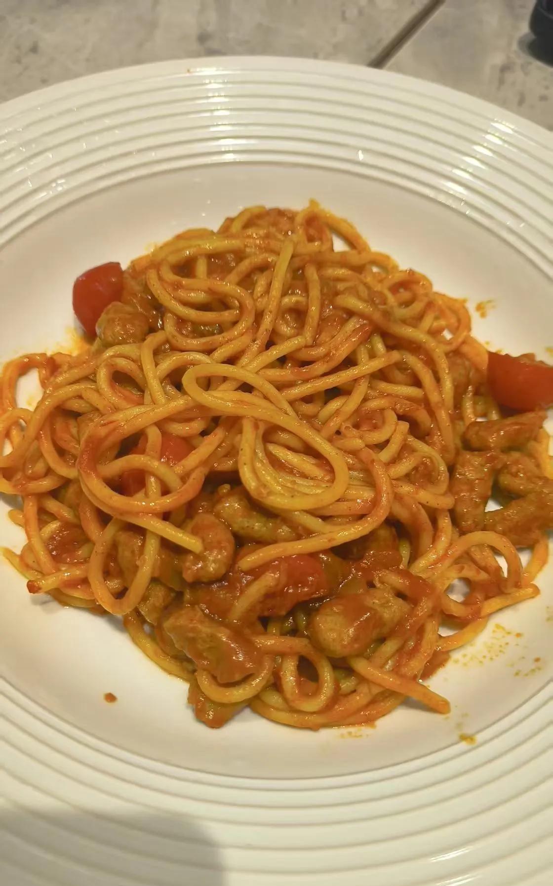 自律女生摆烂的一天
瞌睡睡到自然醒
不做早餐
醒来就出门，约上闺蜜就是吃
为这积