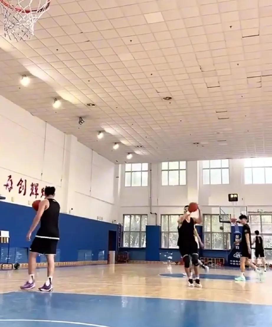 辽宁男篮最新训练视频，内线练投篮！
近日，辽宁男篮依旧在积极的备战训练，今天的训