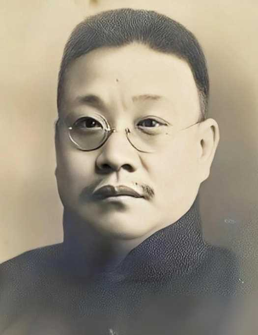 1904年，母亲站在桌边布菜，听到儿子谭延闿高中进士，手一抖，筷子滑到地面。正房