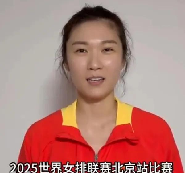 国家女排自由人王梦洁，
也来招呼大家来现看世界女排联赛了。
这就意味着，
世界女