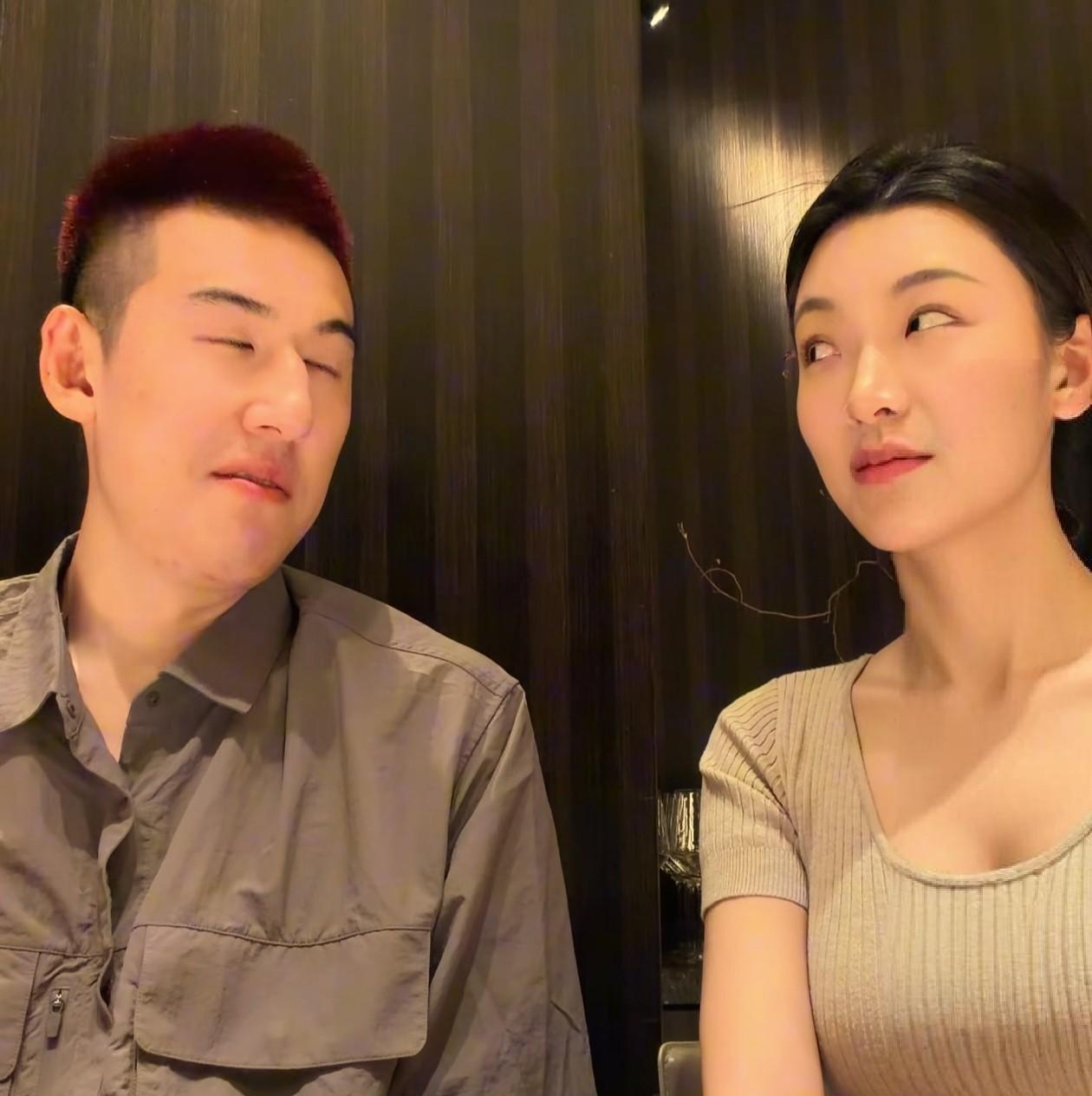 付豪可以啊！
旁边这位美女是谁啊！长得眉清目秀，简直比那些一线明星还要出众，和付