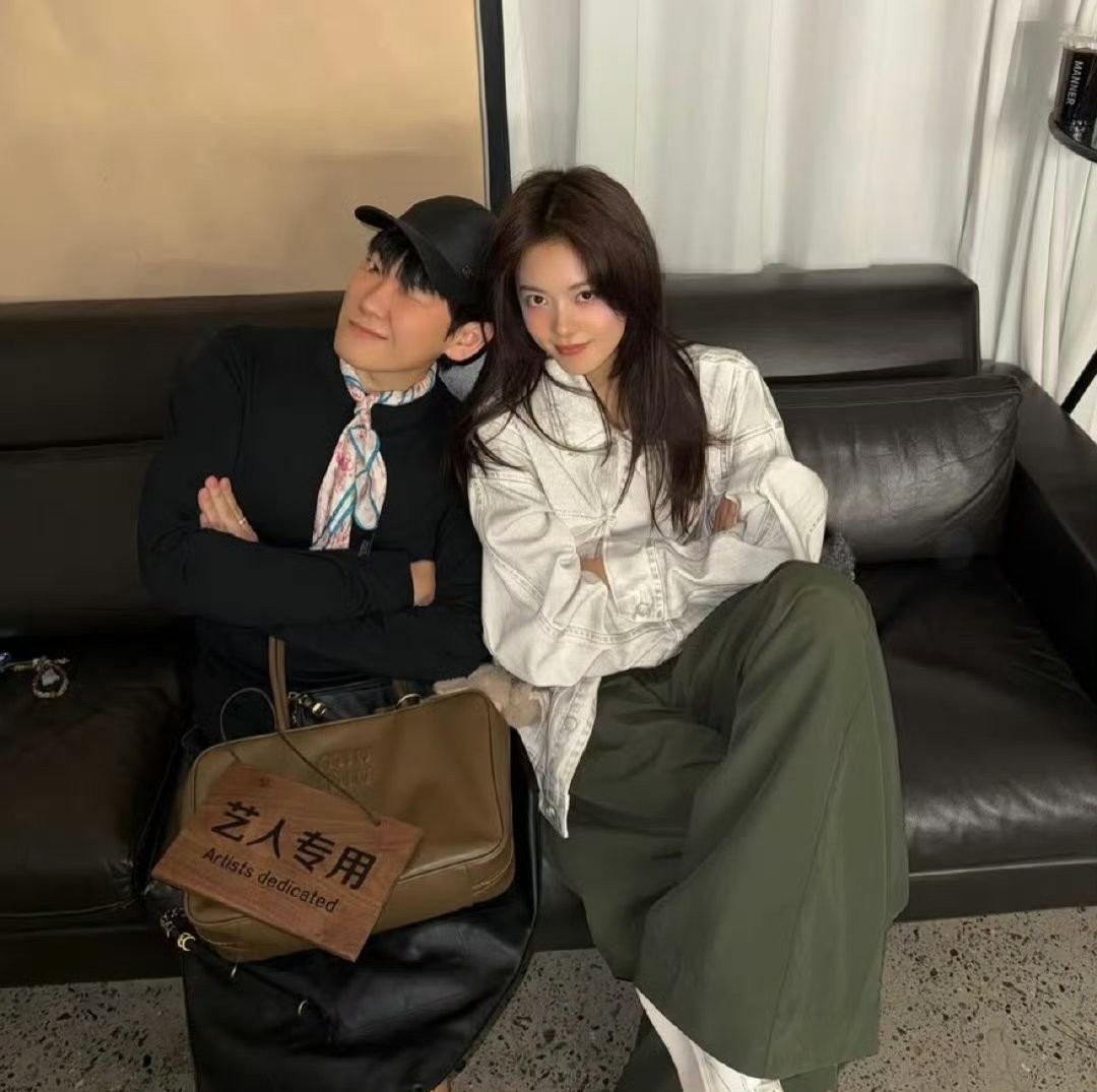 赵今麦这姑娘最近造型有点意思，一会儿韩系甜妹一会儿御姐范儿，切换得挺自然。00后