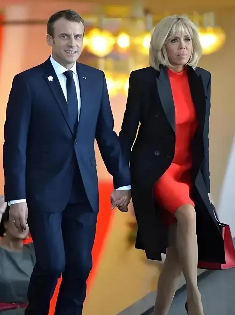 难道是在飞机上被老婆打了一巴掌之后，真的给他打蒙了吗？
法国总统马克龙在新加坡“