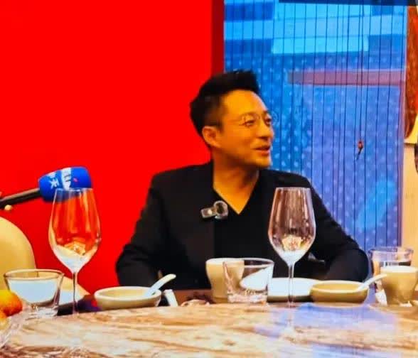大家不要羡慕小菲哥了，
因为我们永远不可能成为他！仅仅一个条件，我们就无法达到