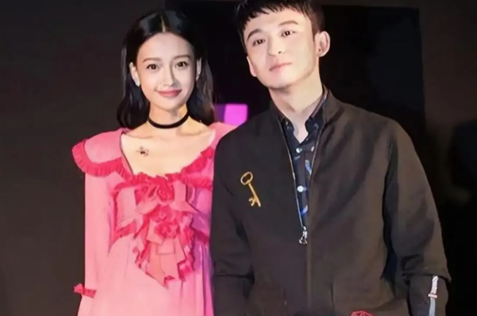 董子健因为“蛮好的人生”上了热搜，
最开心的人不是妈妈王京花，也不是导演，而是与