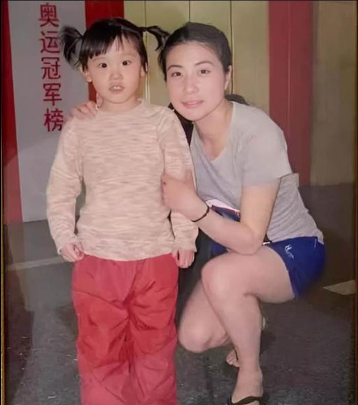 她5岁与郭晶晶合影，17岁成为了“奥运冠军”，原来一切早就安排好了！