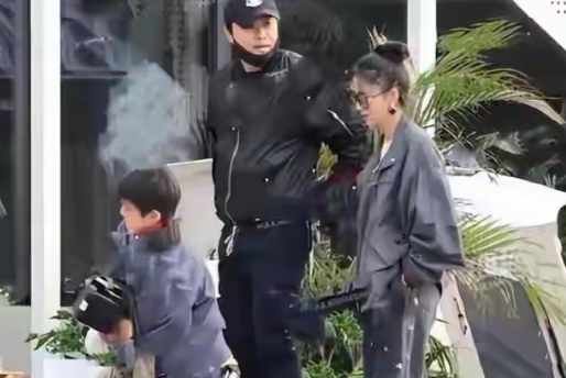 佟丽娅陈思诚合体带娃，一家三口三亚度假好欢乐，离婚后更和谐 ​​​
