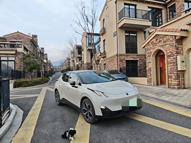 提车一个月使用感受
1.驾驶：①动力，好评。节能模式＝2.0na，舒适模式＝2.