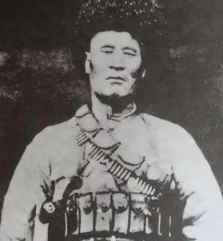 1949年12月，解放军在追击马家军残匪时，司号兵杨忠孝打死了一个穿着与众不同的