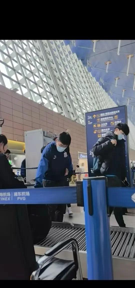 申花全队前往河南，开始新的一轮联赛，受伤球员路易斯，也跟随前往河南，面部骨折的朱