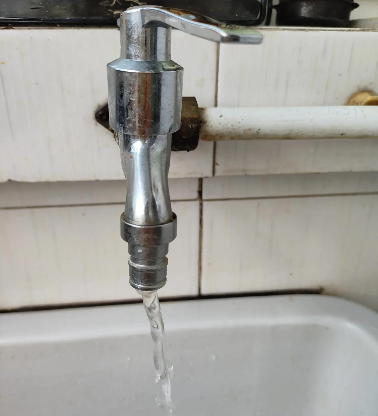 天气热出了新高度！水管里的水放出来就能洗澡了。
36、37°的高温已是平常，有的