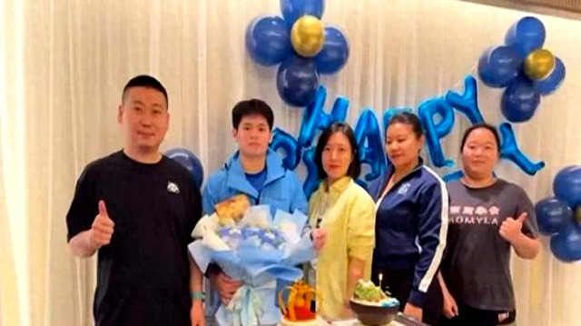 林诗栋今天真幸福 省队教练专门陪过生日 收到组委会鲜花蛋糕生日歌