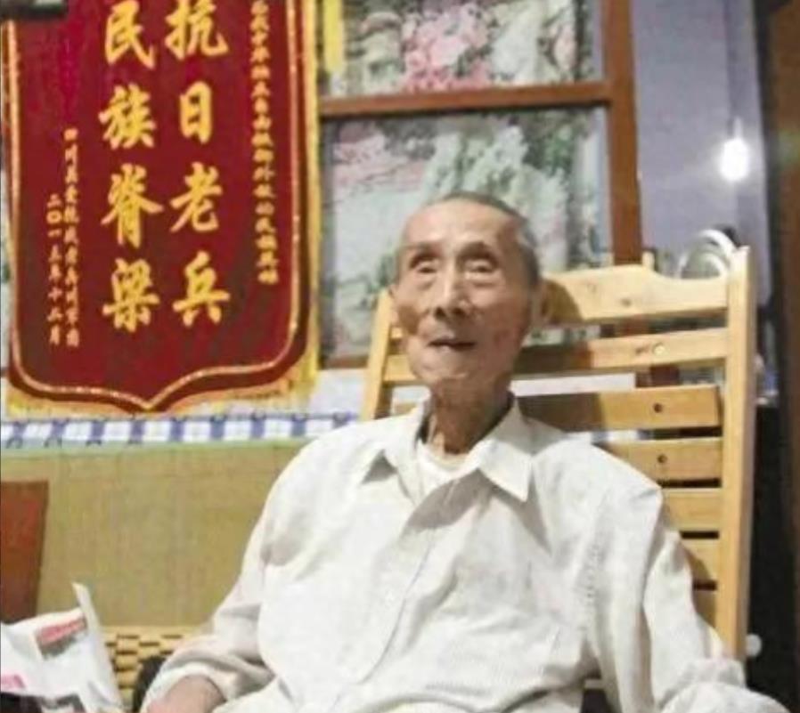 1942年，黄士伟在路上埋60枚地雷阻击日军准备预测日军会停下的地方时，他突然产