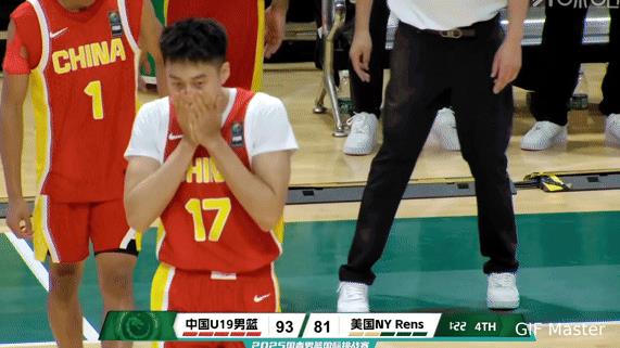 U19国青男篮的氛围比成年队纯粹太多！
在昨晚的比赛场上有过这样一段动人的情景，