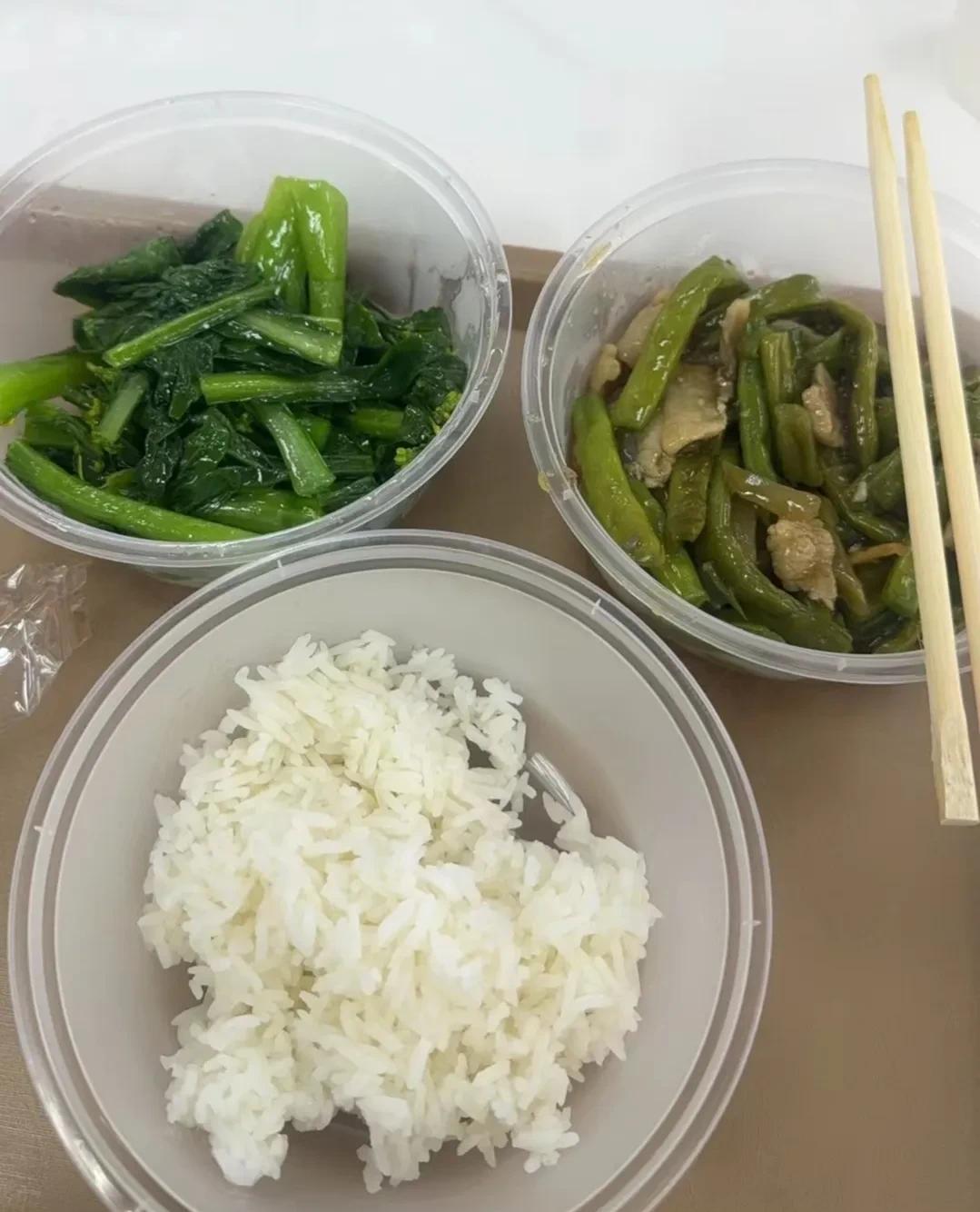 #记录我的一日三餐#四季豆炒肉片、菜心、小半碗饭，晚餐搞定