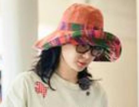 在《花儿与少年·同心季》中，陈数的“丑衣服”遭网友吐槽，却意外让其优雅人设更稳。