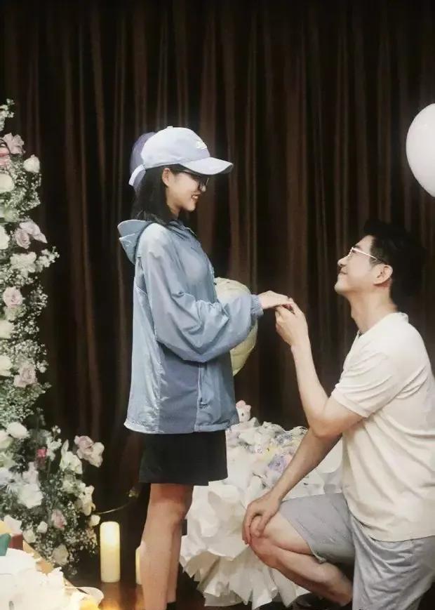 短剧演员于龙向杨伊璐求婚成功冲上热搜！网友：我的短剧CP成真了！