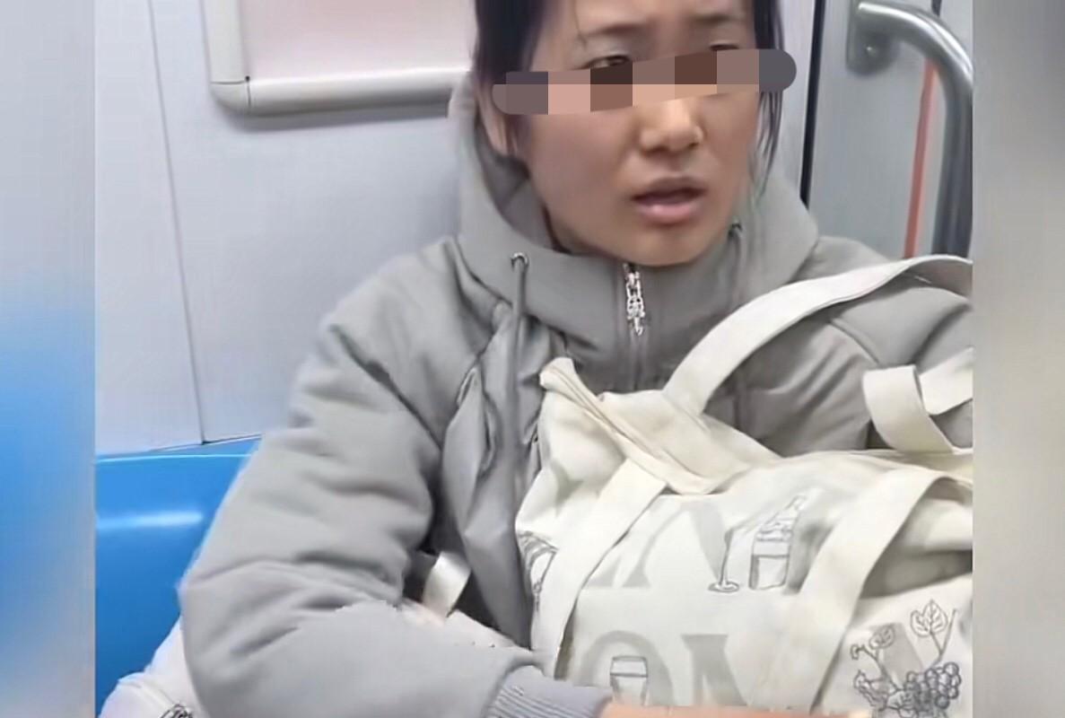 南京地铁工作人员的不作为，让南京人羞愧！



近日，南京地铁发生一起令人气愤的