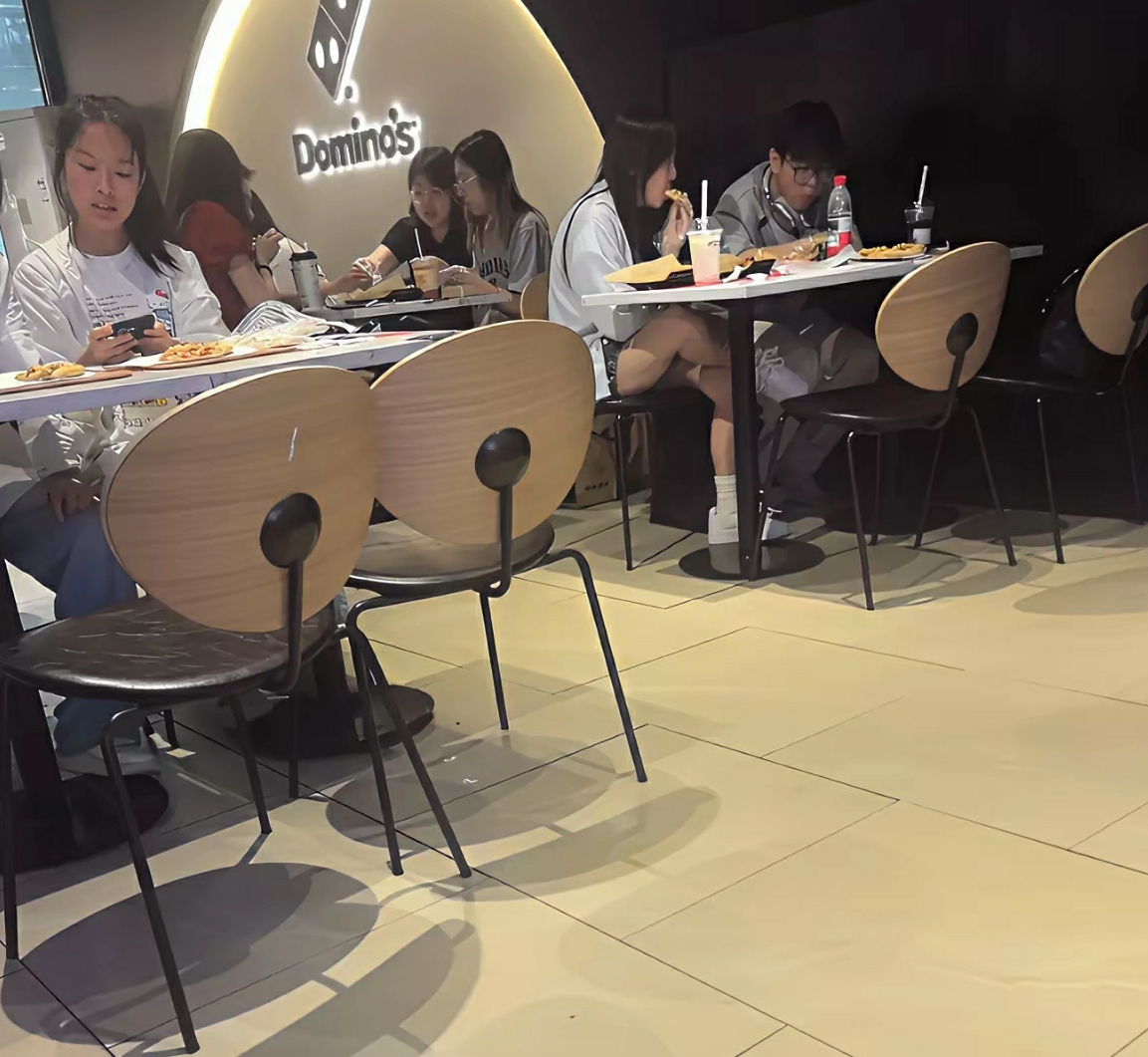 吃披萨的除了情侣就剩女生，为什么没有男生呢