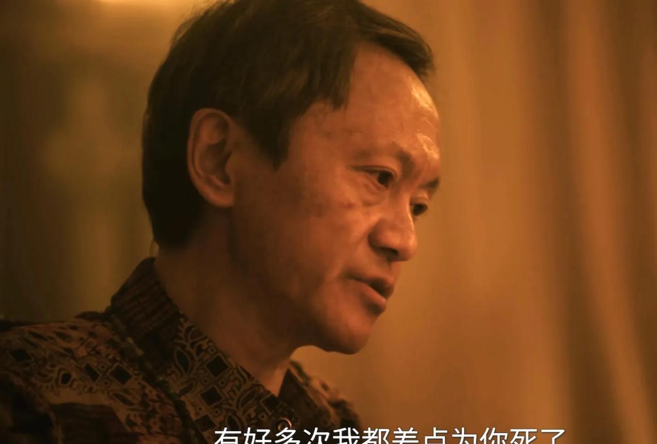 《扫毒风暴》:原来这才是莫康自杀殒命的真正原因…
云司令始终对女儿云安娜死持有怀