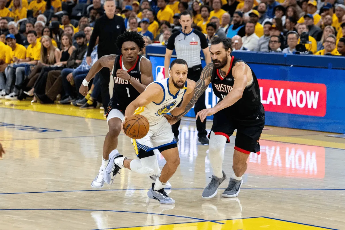 NBA季后赛，勇士主场104-93战胜火箭，系列赛大比分2-1领先。
全场比赛，
