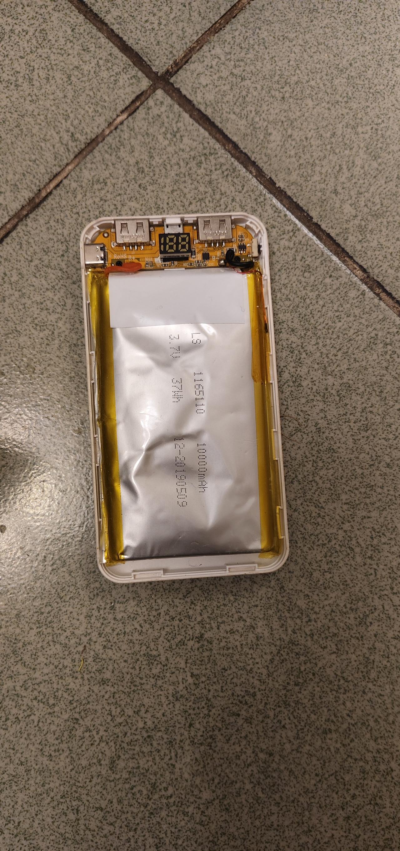 家里的充电宝变成这样，自己爆裂了，幸好没有用，用了是不是很危险？
这个充电宝，有