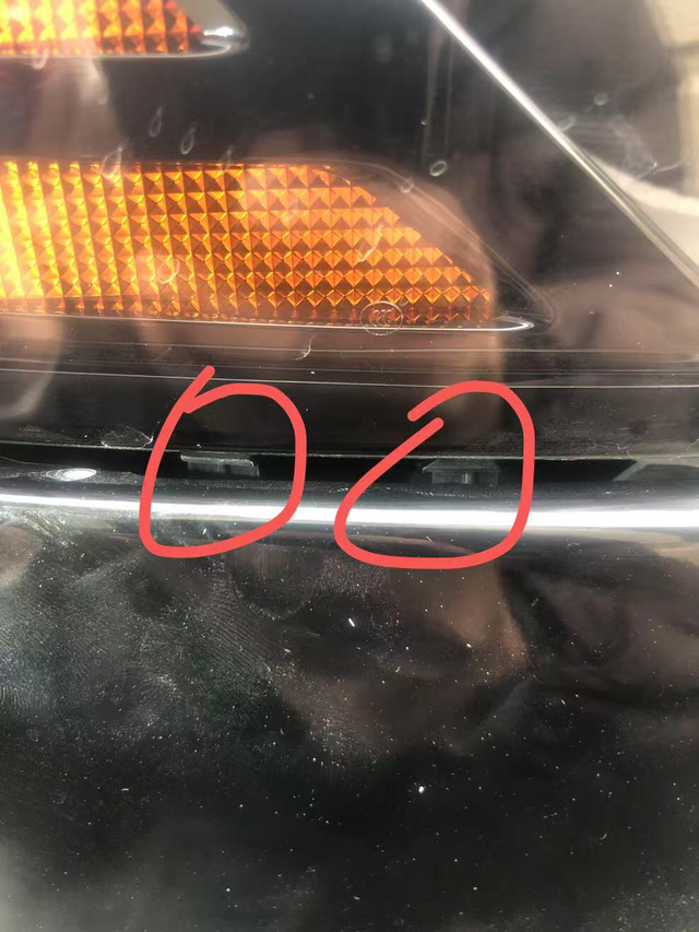 前保险杠好像没装好
右侧大灯下面前保险杠剐蹭，4儿子店说要拆下来喷漆，然后装回去