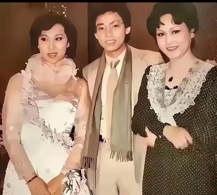 珍贵的老照片，摄于1984年春晚。
那时的他们多么年轻呀，右边的是李谷一，中间那