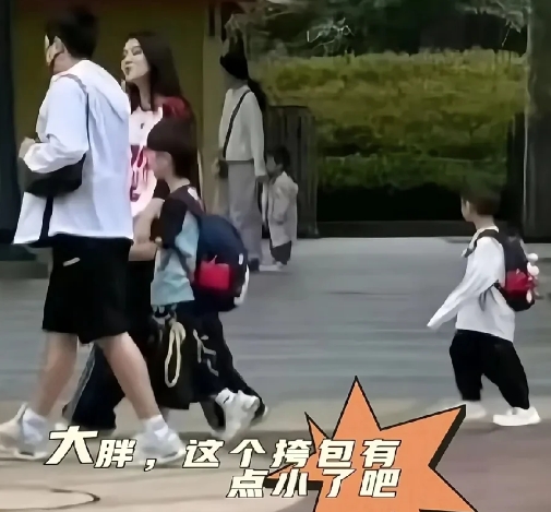 梁靖崑想要闺女，看来老二是意外呀！
和媳妇奚美丽拉着大儿子往前走，
小儿子孤零零