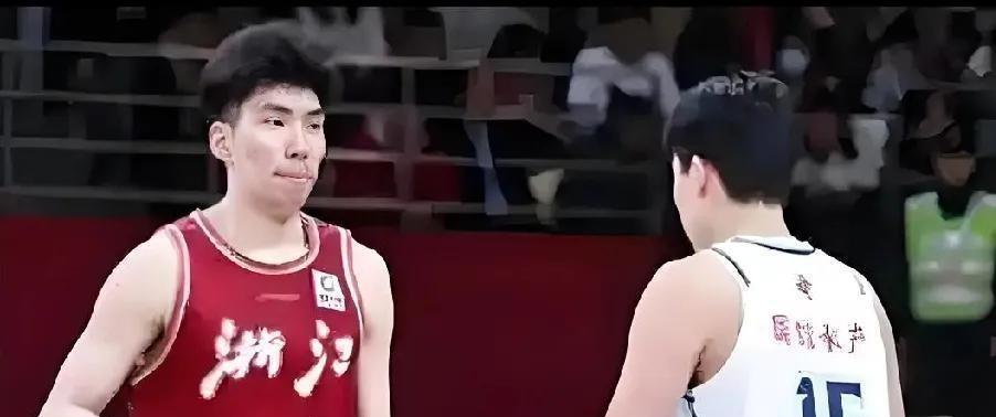 221cm巨人被退货！
20岁瘦小子首轮逆袭！
余嘉豪篮下像墙，跑起来像卡带，罚