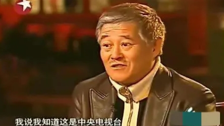 2004年，赵本山的徒弟参加央视《小品大赛》，被主持人邹德江赶下台。坐在台下的赵