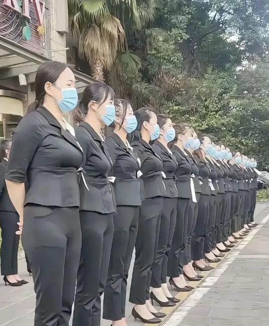 这公司的制度很严谨，是要打造一支铁军吗?
