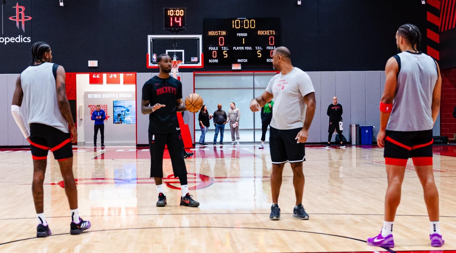 有专家认为，本赛季的休斯顿火箭队已经多次证明他们能跟NBA中的任何球队竞争，火箭
