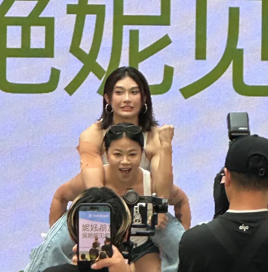 吴艳妮到成都参加代言的品牌线下见面会，身穿一件紧身背心，凸显臂部强壮肌肉。这个也