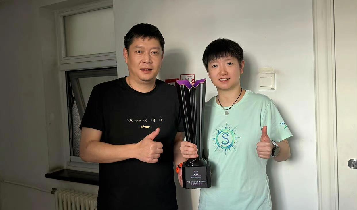 09月19日，孙颖莎的主管教练邱贻可，晒出自己的爱徒孙颖莎，看来邱贻可又开始想念