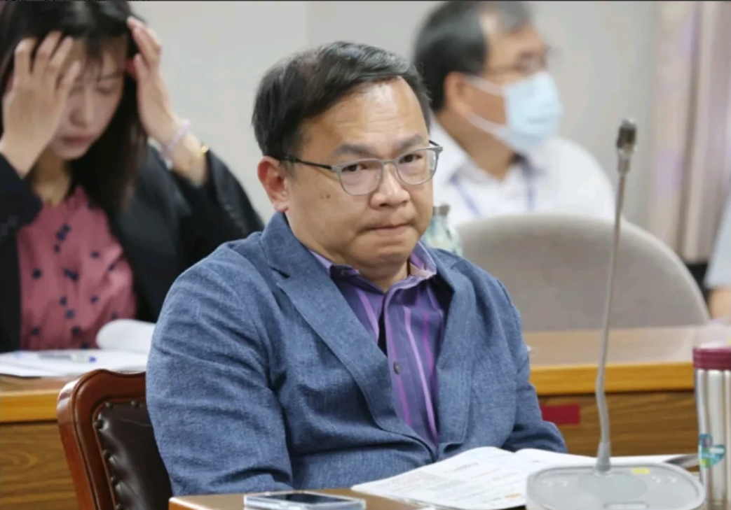 王义川“护主”心切，骂王世坚不服从命令就滚，绿营茶风暴持续发酵！针对王世坚停止罢