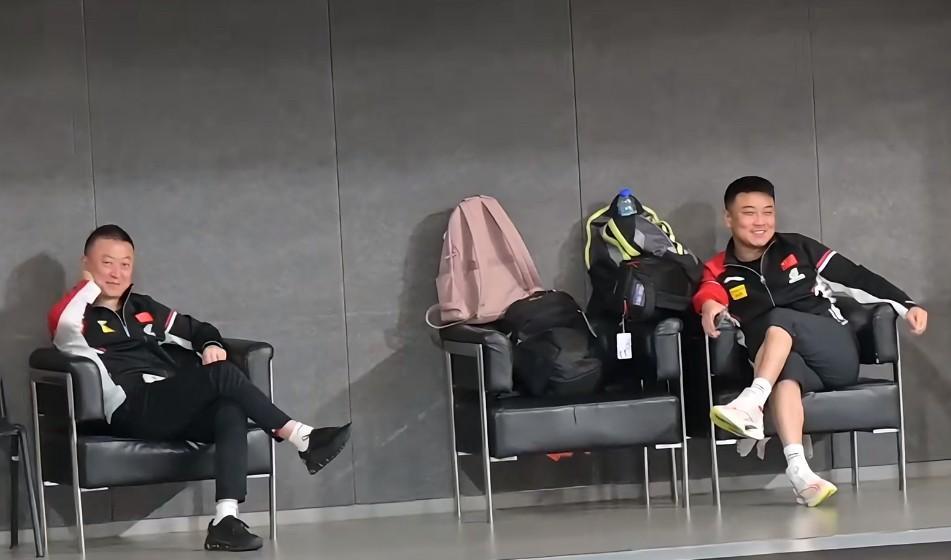 也不知道王皓和马琳咧着嘴呲着牙笑啥，运动员在框框抡球拍训练，他俩也不知道看见谁训