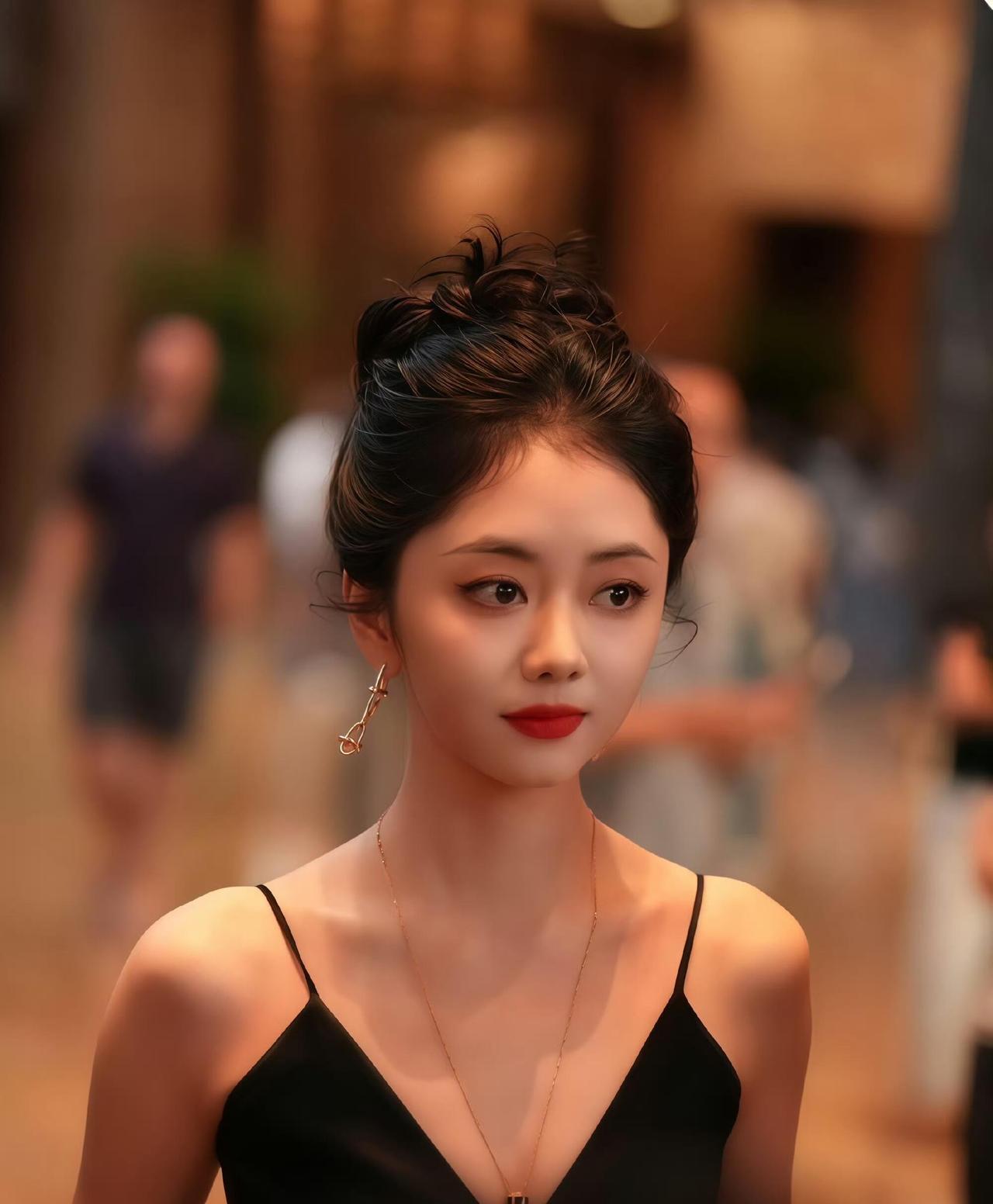 生图美上热搜！路人镜头下的谭松韵，全网刷屏∶美到失语！！！
昨日，9月13日晚，
